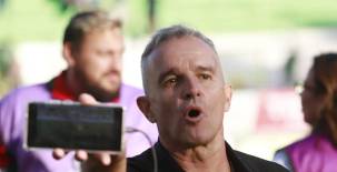 Pablo Lavallén fue hacia los árbitros a mostrarles el video del fuera de lugar que desató la polémica. Foto DIEZ.