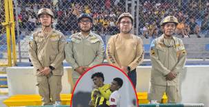 Los miembros del cuerpo de bomberos durante el partido entre Real España y Olimpia en el estadio Morazán.
