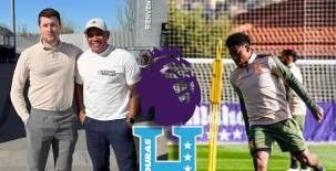 Mario Moncada, abuelo de Dereck Moncada, se encuentra en el estadio junto al el inglés Ben Wrigglesworth.