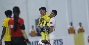 ¡Como si fuera un bebé! Ante la falta de camilla, jugador del Olimpia saca chineado a su rival del Real España