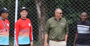 Entre los DT de la Escuela de Talentos, el Subcomisionado de Condepor, Óscar “Cocli” Salgado, el alcalde de Trujillo, Héctor Mendoza, y el exseleccionado nacional Robel Bernárdez. FOTOS: José Luis Barralaga.