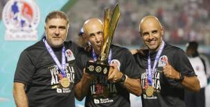 El entrenador del Olimpia, Eduardo Espinel, conquistó el bicampeonato en todo el 2025 al mando del equipo albo y está liderando las votaciones de los Premios DIEZ 2025.