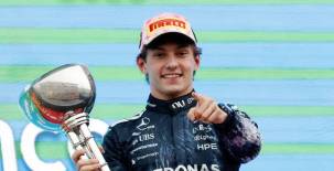 El joven Andrea Kimi Antonelli alza el trofeo de campeón del Gran Premio de Japón. Foto cortesía.