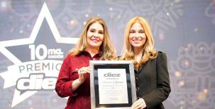 Aracely de Amaya junto a su hija Melany, recibieron esta placa que Diario DIEZ le entregó en los Premios DIEZ, como reconocimiento por la carrera de Orinson Amaya. Fotos: David Romero, M. Ayala y Estalin Irías