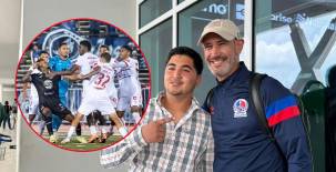 El entrenador del Olimpia, Eduardo Espinel, atendiendo a los aficionados al regreso de Estados Unidos tras disputar el clásico ante Motagua. Fotos: Neptalí Romero