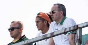 El entrenador de Marathón, Daniel Otero, junto al futbolista, Carlos Chuy Pérez, durante el partido que perdieron en el Yankel Rosenthal frente a Olancho FC. Mauricio Ayala.