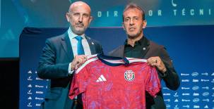 El entrenador argentino, Fernando Bocha Batista, junto al presidente de la Federación Costarricense de Fútbol, Osael Marato, durante la presentación oficial. Foto cortesía FCRF