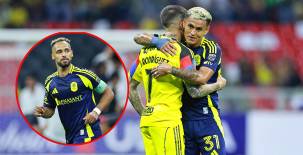 Andy Nájar es felicitado por el uruguayo Brian Rodríguez, a quien mantuvo a raya cuando lo enfrentó en la lateral derecha frente al América. Foto cortesía: Concacaf