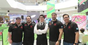 Eddie García junto con el crew de Finde Gaming durante el evento de lanzamiento de las nuevas cartas de The Focking Team.