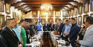 Las barras de Olimpia, Motagua, Real España y Marathón se comprometieron a llevar la paz a los estadios y frenar la violencia frente a las autoridades del Congreso Nacional y de Seguridad. Fotos: Alex Pérez