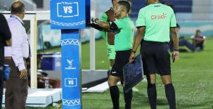 El árbitro Armando Castro revisando el FVS en una jugada polémica durante el partido entre Victoria y Motagua que se celebró este jueves en La Ceiba. Foto: Esaú Ocampo