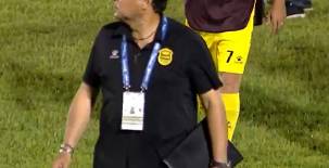 El entrenador del Real España, Jeaustin Campos, se molestó luego de que no le revisaron el FVS y en protesta lanzó las tarjetas frente a los árbitros. Captura TVC