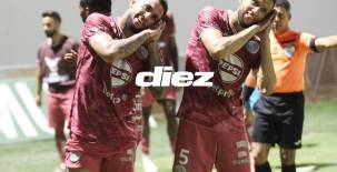 Rodrigo de Olivera celebra junto a Denis Meléndez el segundo gol y lapidario del juego. Fotos David Romero.
