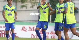 Yemerson Cabrera recibe las felicitaciones tras su gol ante CD Choloma. Foto Neptalí Romero.