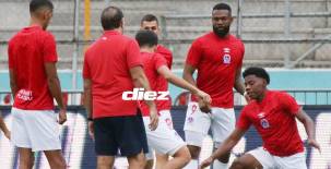 El Olimpia cumplió con todo el protocolo, llegó, entrenó, presentó la alineación titular e ingresó a la cancha. Foto Emilio Flores.