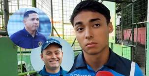 Emilio Izaguirre en plena charla con DIEZ en un juego de las reservas con el Motagua. Foto Walter García.