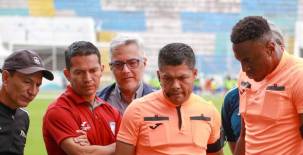 Árbitros hondureños recibiendo la práctica del FVS este jueves 5 de marzo en Tegucigalpa. Foto cortesía Liga Hondubet.