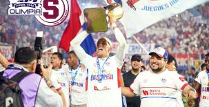 Emanuel Hernández levantando la 40 del Olimpia en la historia de Liga Nacional.