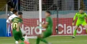 Momento de la acción donde cae Michaell Chirinos tras la llegada del panameño Javier Rivera.