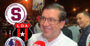 El aficionado costarricense identificado como saprissista llegando para apoyar al Olimpia sobre Alajuelense.