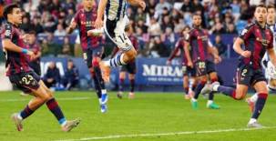 Momento donde Kubo anota al final de la primera parte en favor de Real Sociedad, Kervin Arriaga observa a lo lejos. Foto cortesía @russian_yi.