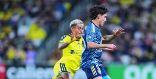 El defensor hondureño, Andy Nájar, intenta quitarle la pelota al habilidoso mediocampista del Club América, Alejandro Zendejas, durante el duelo de la Copa de Campeones de Concacaf. Foto: Concacaf