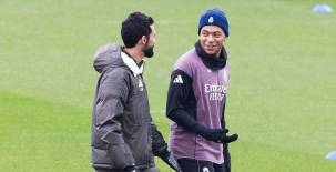 Álvaro Arbeloa y Mbappé en pleno diálogo previo a medirse contra Levante. Foto EFE.