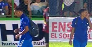 ¡Solo en Honduras pasa! Persona irrumpe partido de Liga Nacional al aparecer caminando en medio de la cancha