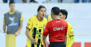 El mediocampista del Real España, Nixon Cruz, perdió la cabeza al agredir a jugador del Olimpia que le valió la expulsión.