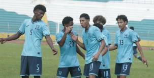 Los jóvenes de Honduras celebrando el gol de la victoria frente a Cuba. Foto Neptalí Romero.