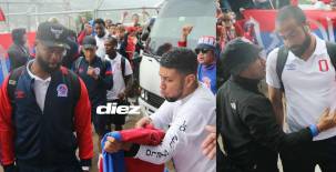 La barra del Olimpia esperó a los jugadores a su llegada al estadio Nacional Chelato Uclés para enfrentar al Marathón y por varios minutos no les permitieron el paso. Fotos Alex Pérez y Marvin Salgado.