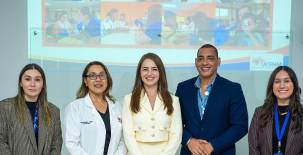 Sandra Hadith Alvarado posa con las autoridades universitarias, celebrando el éxito de esta aventura académica.