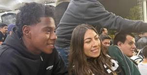 Dereck Moncada no fue uniformado el domingo por el Inter de Bogotá y estuvo en las gradas disfrutando del encuentro y compartiendo con los aficionados. Fotos cortesía Mario Moncada