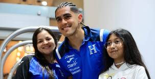 Luis Palma y su bonito gesto con aficionados hondureños que esperaron por muchas horas en el hotel de concentración