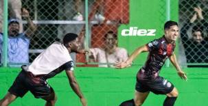 Marco Tulio Aceituno celebra el gol de la victoria en el último minuto. Fotos Mauricio Ayala.