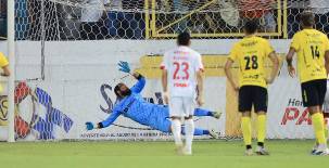 El FVS-VAR salva al árbitro Armando Castro del desastre al sancionar penal a favor del Real España ante Olimpia