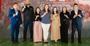 Ejecutivos de Visa y Banco Atlántida durante el lanzamiento de la promoción que llevará a 12 clientes de la entidad bancaria a vivir de cerca la máxima fiesta del fútbol.