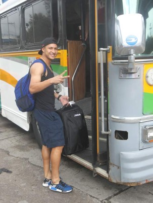 El curioso y singular bus en el que viajó Motagua a Tela