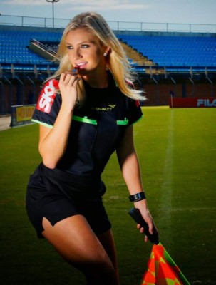 Fernanda Colombo, la árbitro asistente más sexi del mundo