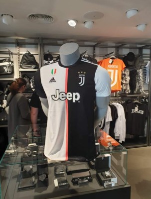Revolucionaria: Juventus presenta su nueva y polémica camiseta... ¡Sin rayas!