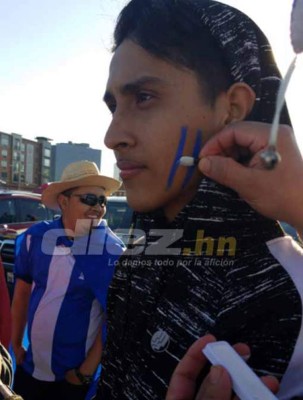 Aficionados catrachos ponen el ambiente en las afueras del Red Bull Arena previo al Ecuador- Honduras