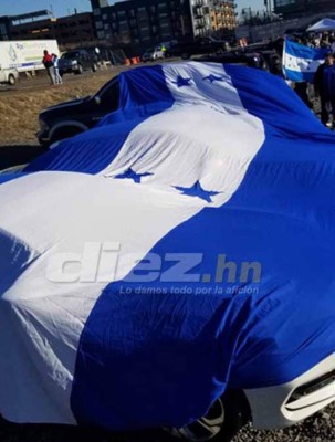 Aficionados catrachos ponen el ambiente en las afueras del Red Bull Arena previo al Ecuador- Honduras
