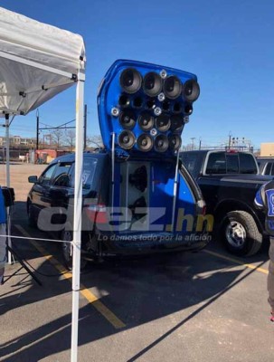 Aficionados catrachos ponen el ambiente en las afueras del Red Bull Arena previo al Ecuador- Honduras
