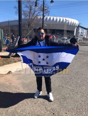 Aficionados catrachos ponen el ambiente en las afueras del Red Bull Arena previo al Ecuador- Honduras