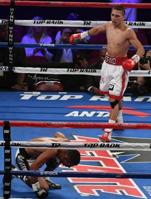 FOTOS: Así fue la paliza de Teofimo López a mexicano a Ishwar Siqueiros