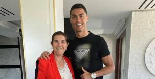 Dolores Aveiro y Cristiano Ronaldo durante las vacaciones del portugués en su país natal.