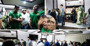 Los futbolistas, directivos y aficionados acompañaron a la familia del Orinson Amaya en la sala velatoria, un momento muy difícil. Fotos: Mauricio Ayala.