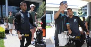 Edwin Rodríguez se tomó foto con los aficionados que estaban en el Aeropuerto de Palmerola. Foto: Estalin Irías.