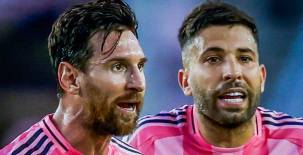 Lionel Messi y Jordi Alba se bajan del barco del All-Star Game.