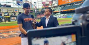 Mauricio Dubón en entrevista con el periodista hondureño Óscar Funes en el estadio de los Astros de Houston.